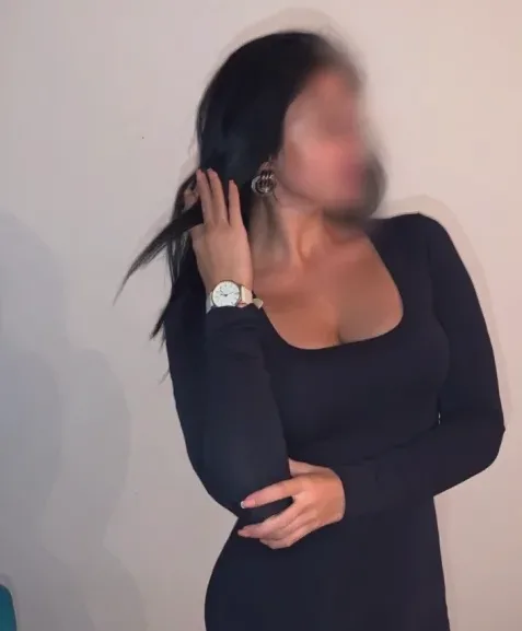 Amina, 32